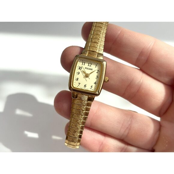 Pulsar V811-X055 Gold Toned Ladies Vintage Wristwatch - 18mm - WORKS! - Picture 11 of 14